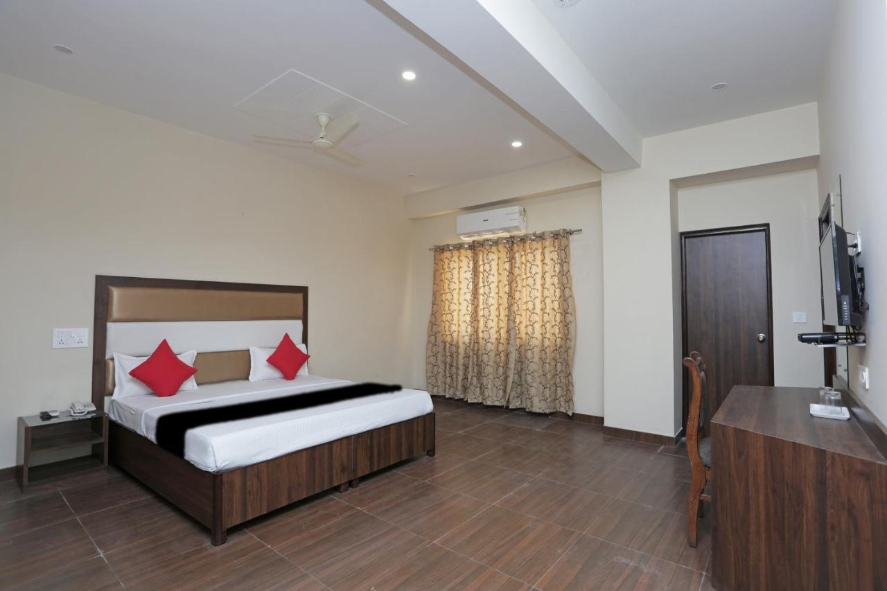 Capital O 37423 Golden Leaf Otel Dehradun Dış mekan fotoğraf