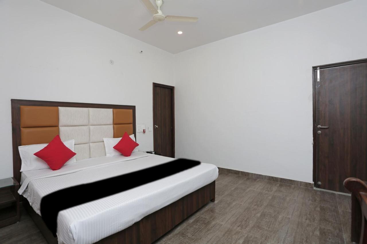 Capital O 37423 Golden Leaf Otel Dehradun Dış mekan fotoğraf