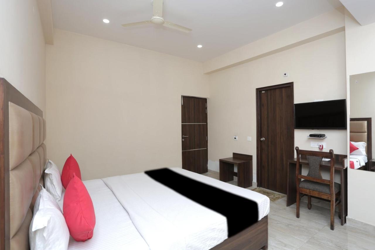 Capital O 37423 Golden Leaf Otel Dehradun Dış mekan fotoğraf