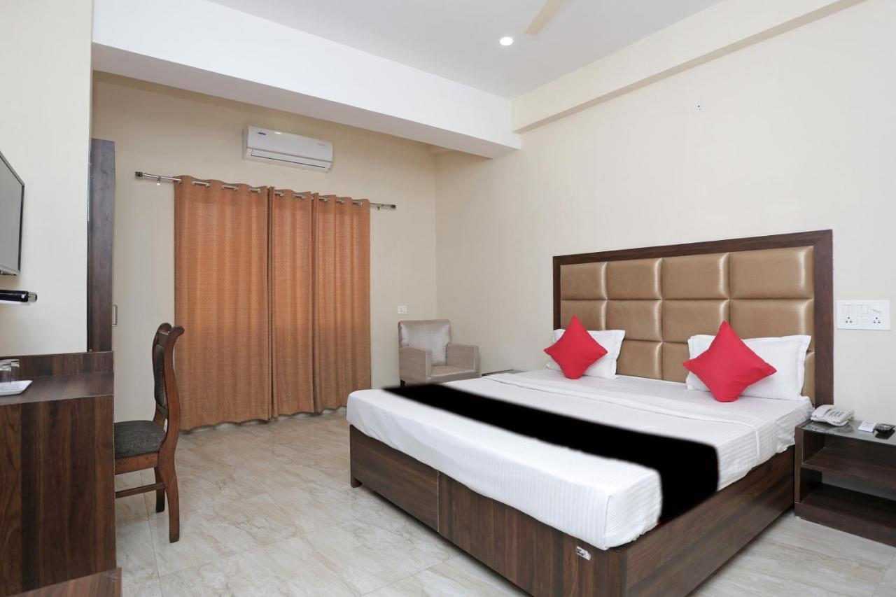 Capital O 37423 Golden Leaf Otel Dehradun Dış mekan fotoğraf